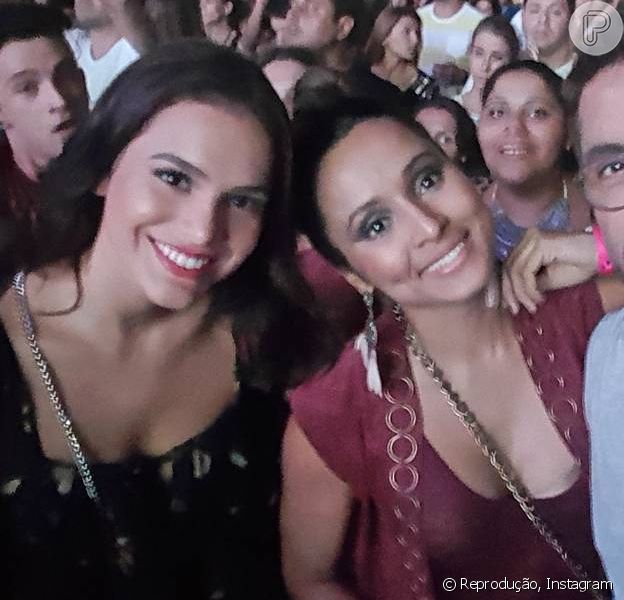 Bruna Marquezine e Thaíssa Carvalho curtem show do Maroon 5 no Rio, neste domingo, 20 de março de 2016
