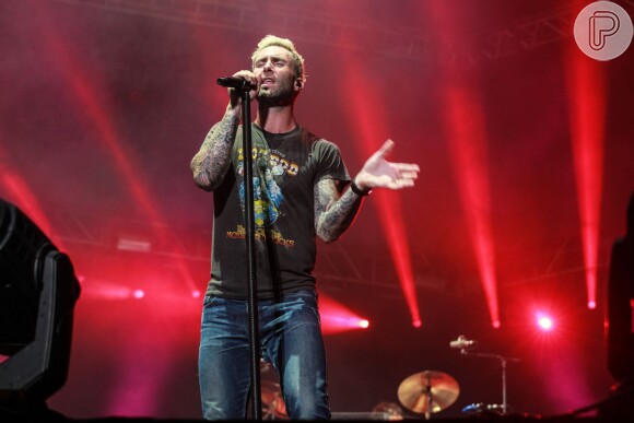 Adam Levine, do Maroon 5, encantou o público carioca ao cantar 'Garota de Ipanema' em português, neste domingo, 20 de março de 2016