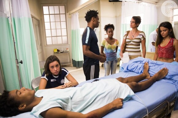 Wesley (Juan Paiva) fica paraplégico após ser atropelado, tentando salvar Montanha (Toni Garrido)