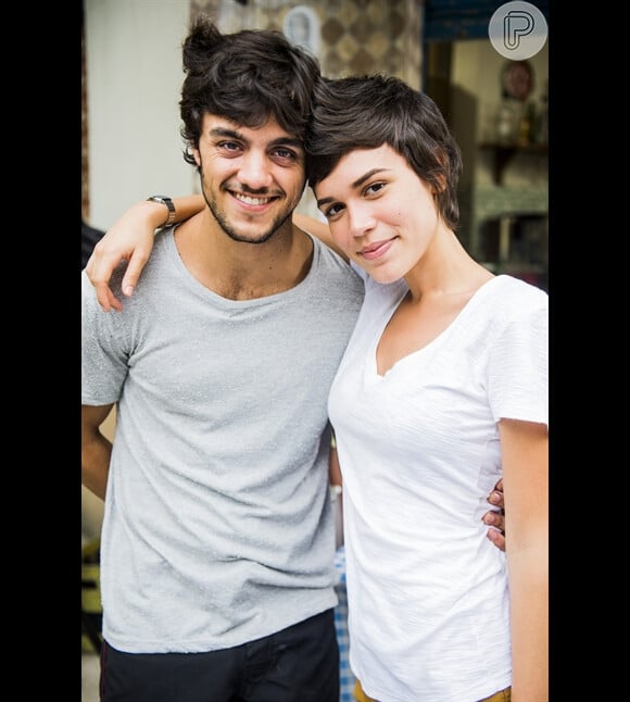 Leila (Carla Salle) convida Jonatas (Felipe Simas) para morar com ela, na novela 'Totalmente Demais'