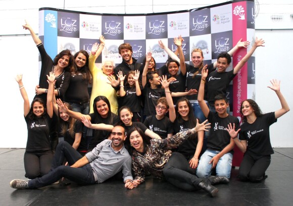 kayky Brito e Totia Meirelles posam com os integrantes do Núcleo de Teatro Musical da Fundação Lia Maria Aguiar