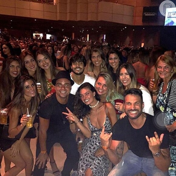 Mariana Queiroz posa em festa entre amigos, dentre eles, a atriz Isis Valverde