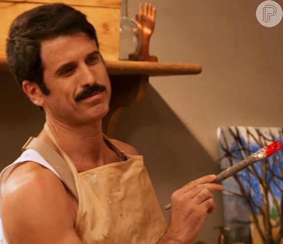 Ernesto (Eriberto Leão) é apresentado como Candinho (Sergio Guizé) aos amigos de Anastácia (Eliane Giardini) durante um jantar, na novela 'Êta Mundo Bom!'