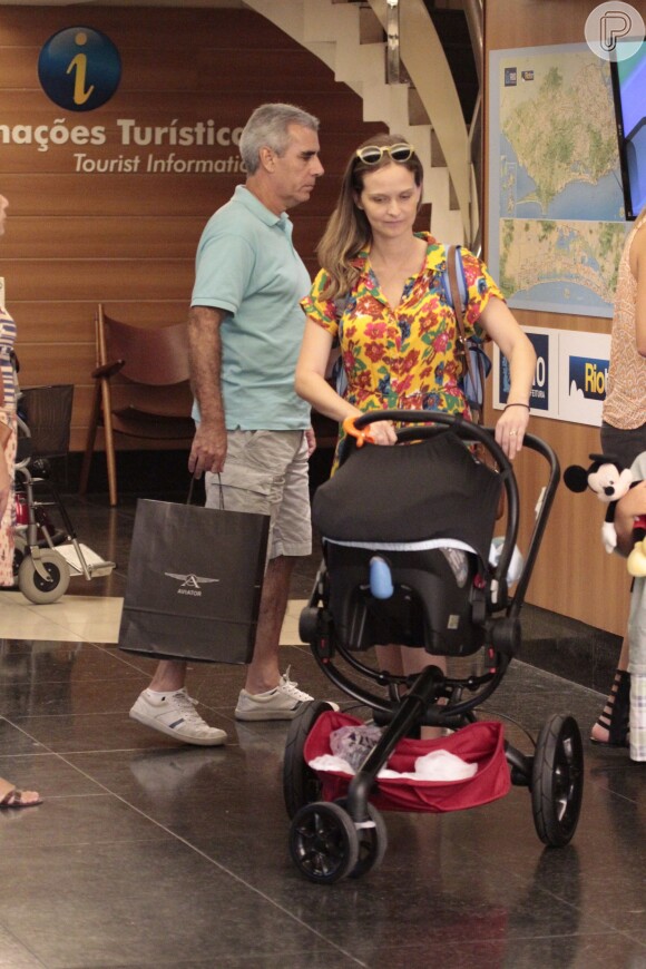 Fernanda Rodrigues passeia com Bento, seu filho caçula, de apenas 1 mês, em shopping nesta segunda-feira, dia 21 de março de 2016