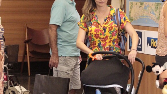 Fernanda Rodrigues passeia com o filho Bento, de 1 mês, em shopping. Fotos!