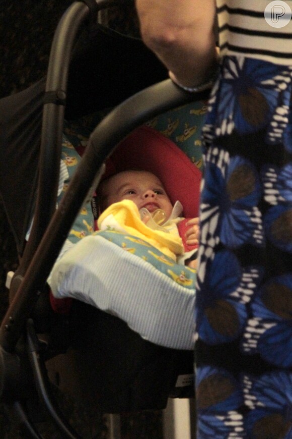Bento, filho caçula de Fernanda Rodrigues, de apenas um mês, é clicado durante passeio no shopping