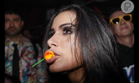 Internautas fizeram memes de Anitta após suspeita de preenchimento labial