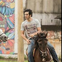 Mateus Solano cai do cavalo em gravação de novela e para no hospital: 'Susto'