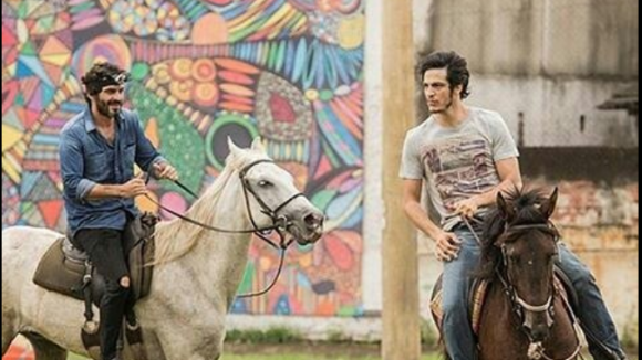 Mateus Solano cai do cavalo em gravação de novela e para no hospital: 'Susto'