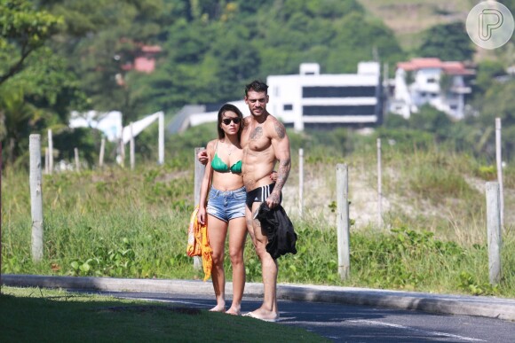 Lucas Lucco e Mariana Queiroz deixaram juntos a praia da Barra da Tijuca no domingo, 20 de março de 2016