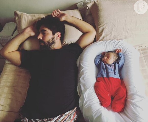 Sandro Pedroso posa ao lado do filho, Noah, em clique compartilhado por Jéssica Costa