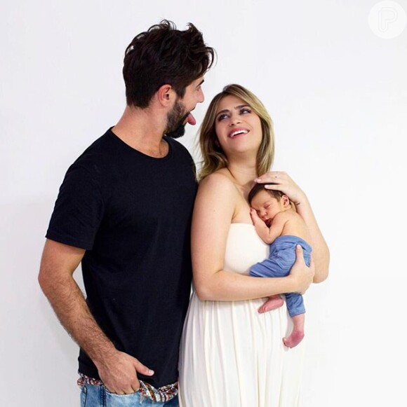 Sandro Pedroso e Jéssica Costa posam com Noah, em foto postada por ela no Instagram