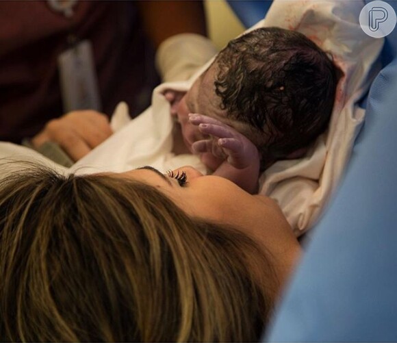 Jéssica Costa, filha do cantor Leonardo, postou uma foto do parto em seu Instagram
