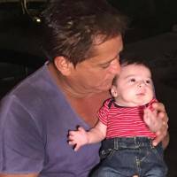 Leonardo posa com o neto Noah, filho de Jéssica Costa e Sandro Pedroso: 'Lindo'