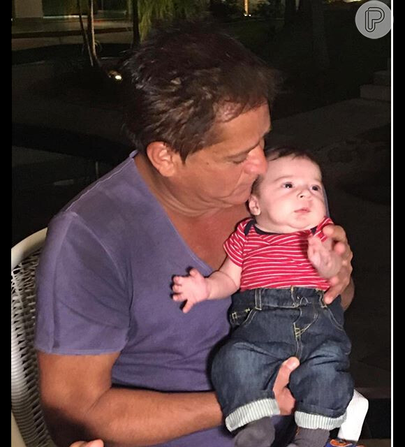 Leonardo posa ao lado do neto Noah, fruto do relacionamento de Sandro Pedroso e Jéssica Costa, filha do cantor que postou a foto nesta segunda-feira, dia 22 de março de 2016