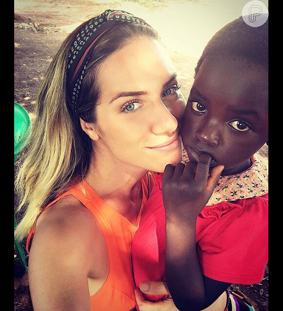 Em seu Instagram, Giovanna publica uma foto com uma das crianças da ONG. 'Encontro mais que esperado, mais que especial e mais que emocionante com a minha amada princesa Cecília na Villa Mataka'