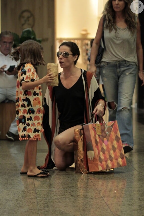Giovanna Antonelli exibiu boa forma ao escolher um short curtinho para o passeio com os filhos