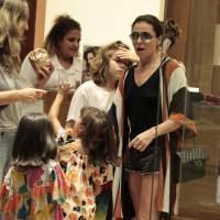 Giovanna Antonelli usa short curtinho em shopping no Rio com filhos. Fotos!