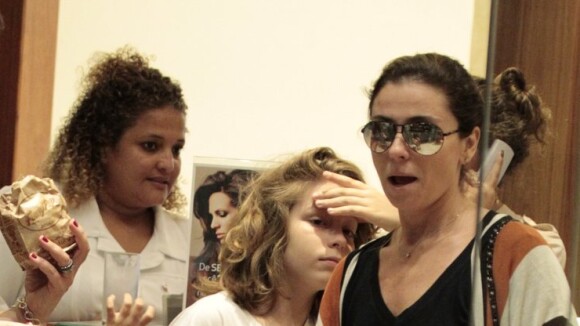 Giovanna Antonelli usa short curtinho em shopping no Rio com filhos. Fotos!