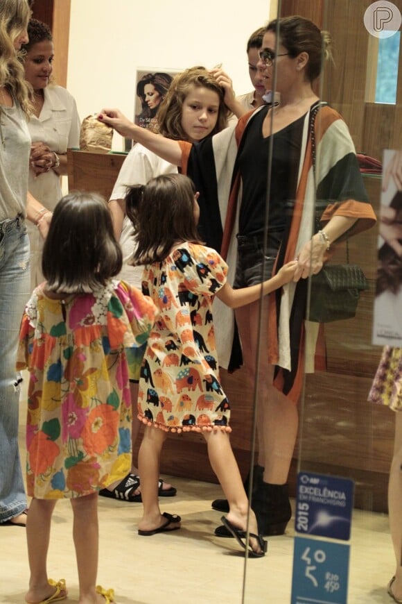 Giovanna Antonelli, de volta ao Brasil após viagem na Europa, fez um programa família ao lado dos três filhos nesta quarta-feira, dia 23 de março de 2016