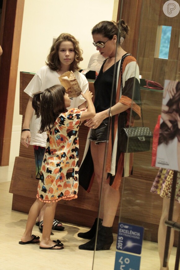 Giovanna Antonelli conversa com as gêmeas Sofia e Antônia durante passeio no shopping