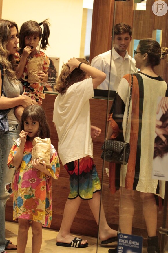 Giovanna Antonelli, de volta ao Brasil após viagem na Europa, fez um programa família ao lado dos três filhos nesta quarta-feira, dia 23 de março de 2016