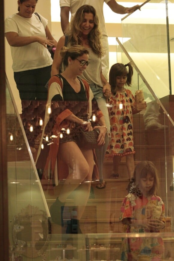 Giovanna Antonelli, de volta ao Brasil após viagem na Europa, fez um programa família ao lado dos três filhos nesta quarta-feira, dia 23 de março de 2016