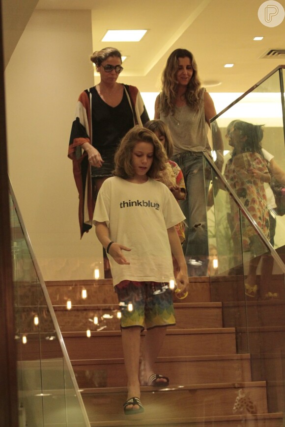 Giovanna Antonelli, de volta ao Brasil após viagem na Europa, fez um programa família ao lado dos três filhos nesta quarta-feira, dia 23 de março de 2016