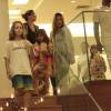 Giovanna Antonelli é clicada ao sair do salão com os três filhos: Pietro, de 11 anos, Sofia e Antônia, de 5
