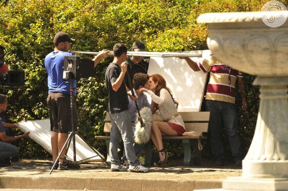 Sophia Abrahão e Daniel Rocha gravam cenas do primeiro beijo do casal Natasha e Rogério, de 'Amor à Vida'