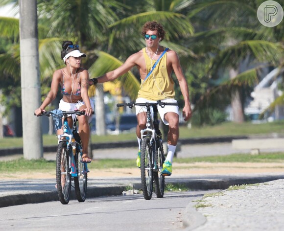 Aline Riscado e Felipe Roque estiveram juntos na praia do Recreio dos Bandeirantes, no Rio de Janeiro