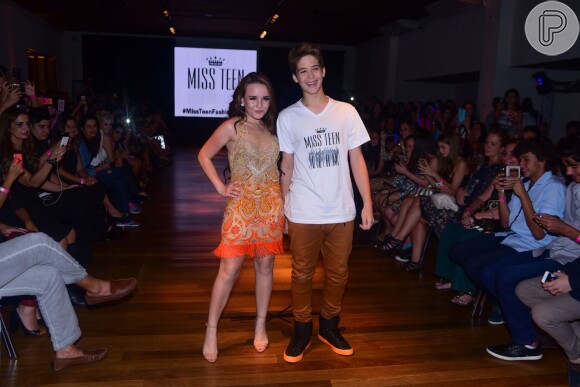 Larissa Manoela e o namorado, João Guilherme Ávila, desfilam juntos em São Paulo, nesta quarta-feira, 23 de março de 2016