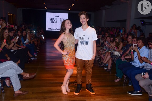 Larissa Manoela e o namorado, João Guilherme Ávila, desfilam juntos em São Paulo, nesta quarta-feira, 23 de março de 2016