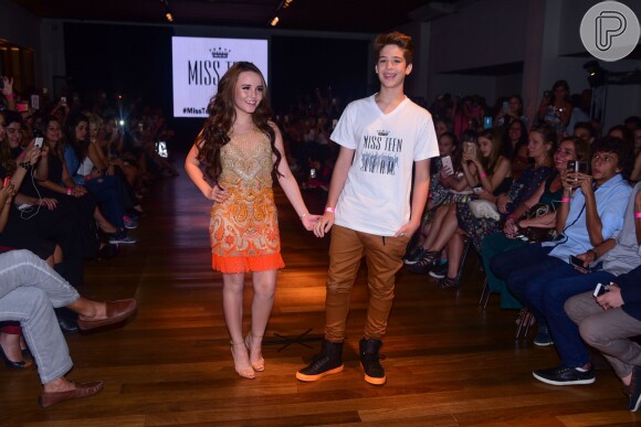 Larissa Manoela e o namorado, João Guilherme Ávila, desfilam juntos em São Paulo, nesta quarta-feira, 23 de março de 2016