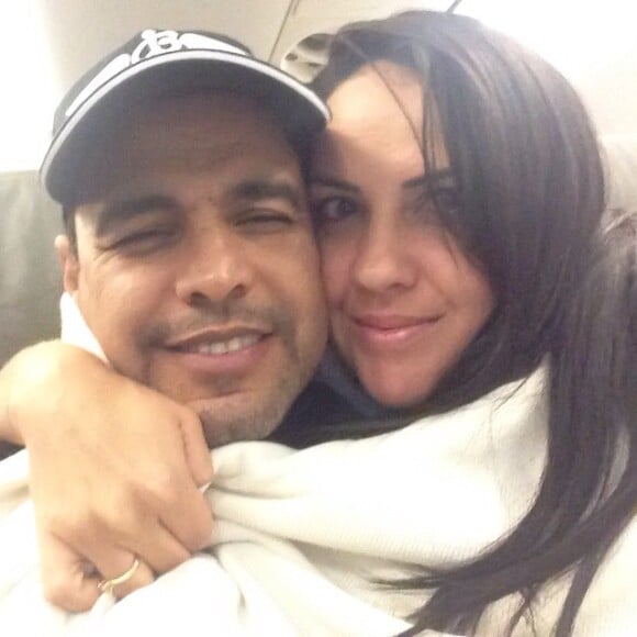 Zezé Di Camargo e Graciele Lacerda ficam noivos durante viagem, diz colunista