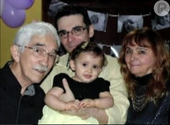 Alan Marinho com a filha no colo ao lado dos pais