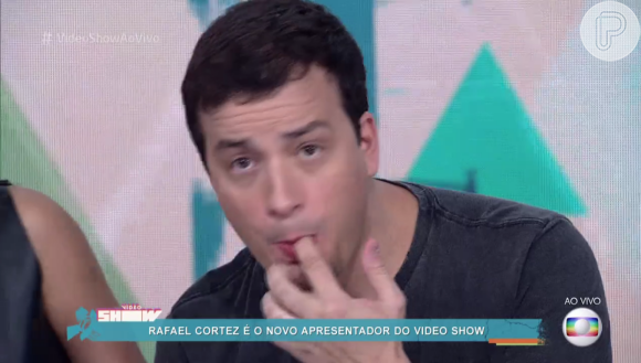 Rafael Cortez entrou no estúdio do 'Vídeo Show' comendo pipoca e brincou: 'Estou aqui pela comida e porque alguém está alienado, enlouquecido e me contratou'