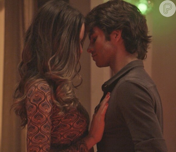 Cassandra (Juliana Paiva) se aproximou de Fabinho (Daniel Blanco) por interesse, mas acabou se apaixonando, na novela 'Totalmente Demais'