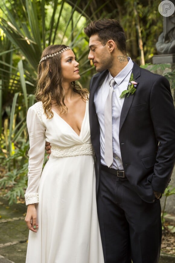 Malhação: Seu Lugar no Mundo': Uodson (Lucas Lucco) e Alina (Pâmela Tomé) posam elegantes antes de casamento