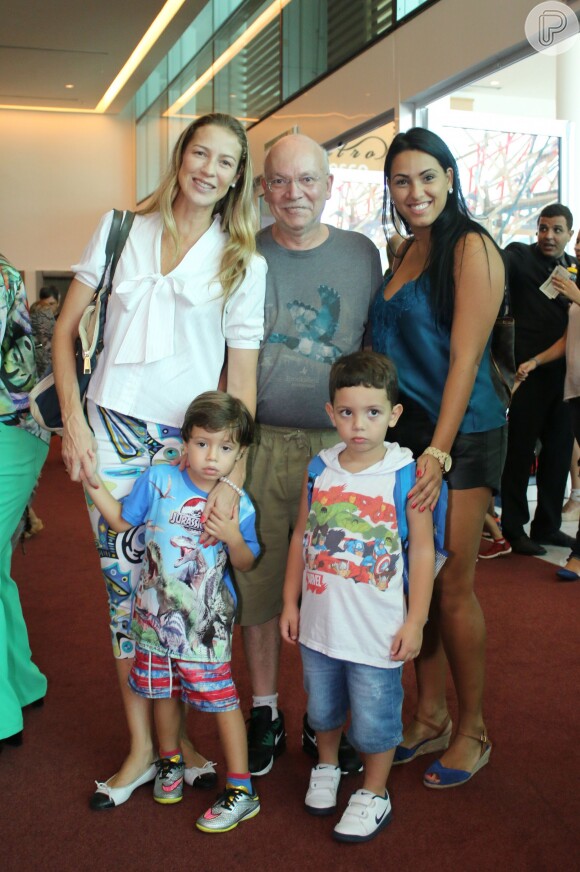 Luana Piovani posa com o filho Dom, o pai Valter e amigos antes de assistir espetáculo de circo