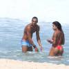 Aline Riscado e Felipe Roque estiveram juntos na praia do Recreio dos Bandeirantes, no Rio de Janeiro