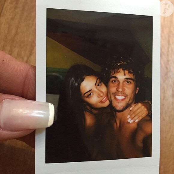 Aline Riscado e Felipe Roque postaram a mesma foto nas respectivas contas do Instagram para assumir o romance, até então mantido em sigilo pelo casal