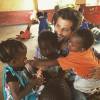 Bruno Gagliasso brinca com crianças no Malauí, na África