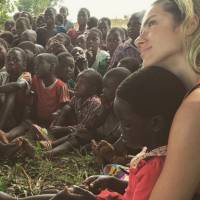 Giovanna Ewbank posa com crianças durante visita ao Malauí, na África: 'Só amor'