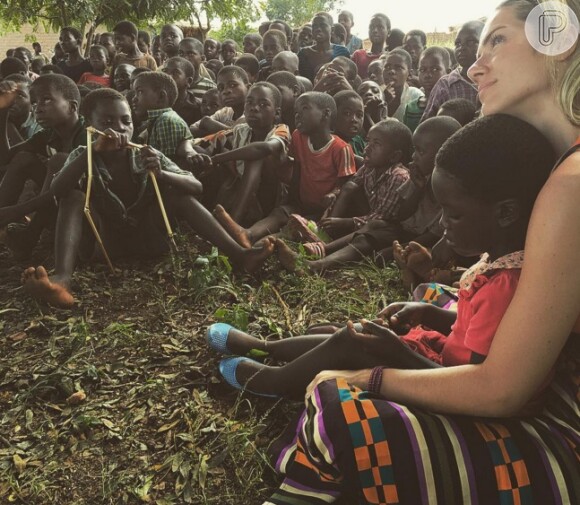 Bruno Gagliasso mostra Giovanna Ewbank com crianças no Malauí, na África, em 26 de março de 2016