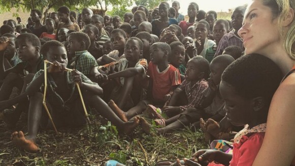 Giovanna Ewbank posa com crianças durante visita ao Malauí, na África: 'Só amor'