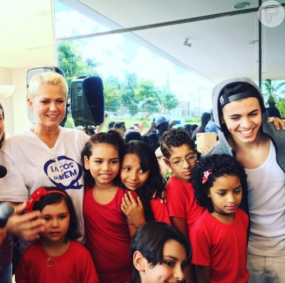 Xuxa visita Hospital do Câncer de Barretos ao lado de MC Biel, em 26 de março de 2016