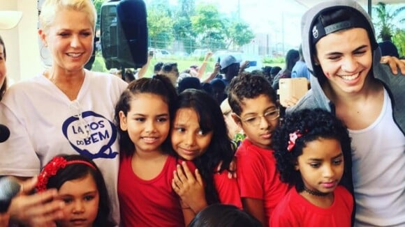 Xuxa e MC Biel visitam crianças com câncer no Hospital de Barretos: 'Emoção'