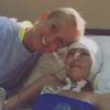 Xuxa posa com paciente do Hospital do Câncer de Barretos