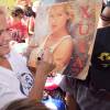 Xuxa autografa discos e atende fãs no hospital